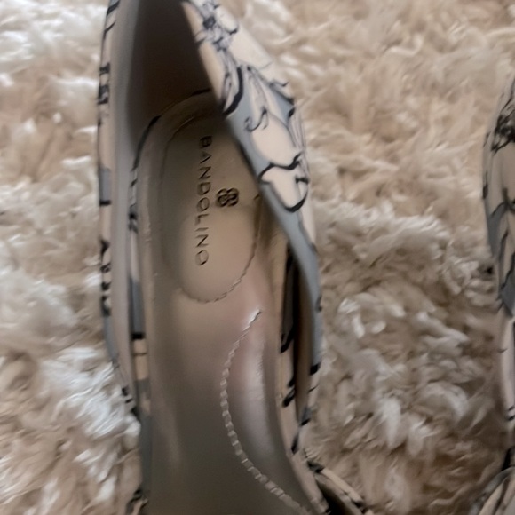 BANDOLINO PUMPS SIZE 7 blue/white flowered heels EUC - Picture 2 of 4